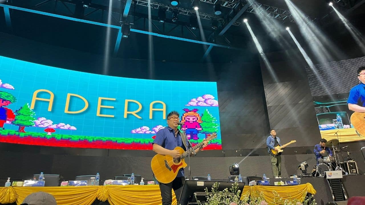 penampilan konser Adera di wisuda 30 IBLAM